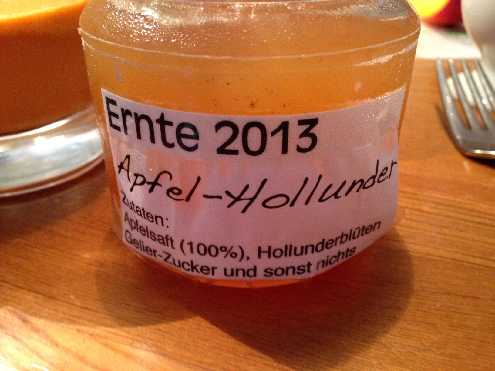 /schnipsel/201310-oct-2013/03-so-also-100-apfelsaft-plus-x-hollunderbueten-plus-gelierzucker-ergibt-120-inhalt-aber-meine-groesste-frage-was-sind-eigentlich-die-schwarzen-punkte/Foto 1.JPG